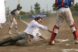 何事にも全力投球の新庄剛志。私服でも、本気でスライディング！