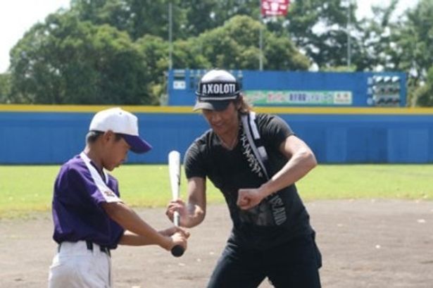 【写真】バッティングのコツを少年に伝授