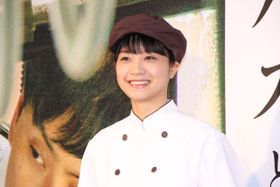 パン店の1日店長を務めた深川麻衣