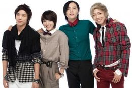 左から2人目が、男装少女ミニョを演じるパク・シネ