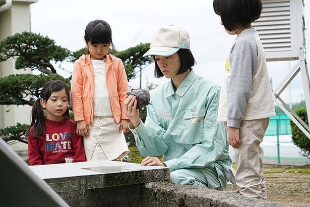 素性の知れない男女が街にやって来る