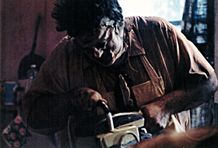 グレン・パウエルがプロデューサーに名を連ねるA24版「悪魔のいけにえ」の最新情報が！