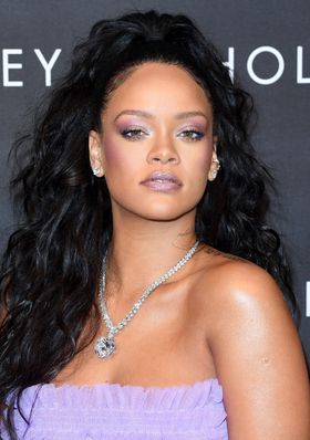 グラミー賞授賞式のステージでダンスを披露したリアーナ