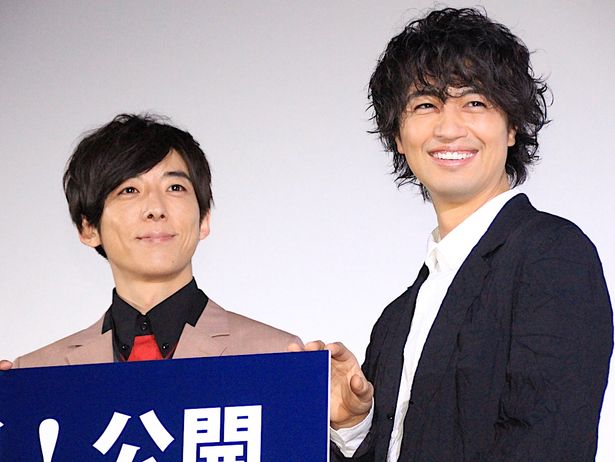  【写真を見る】笑顔がまぶしい！齊藤工が高橋一生と舞台挨拶に登壇