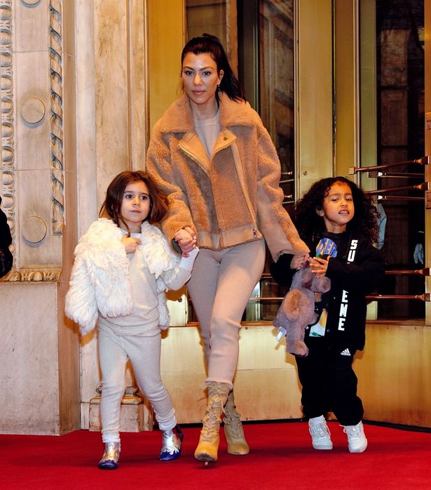 叔母のコートニー・カーダシアン、従姉妹のペネロペ・ディシックと一緒にお散歩へ！