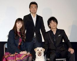 香川県の劇場で舞台挨拶。左から夏帆、小林義則監督、寺脇康文。手前がラブラドルレトリバーのきな子