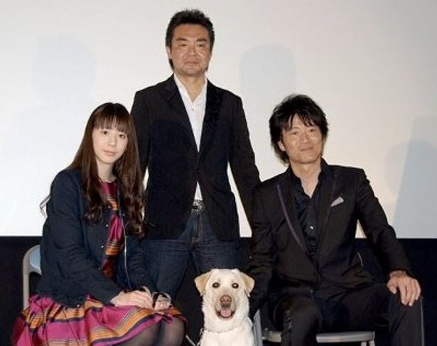 香川県の劇場で舞台挨拶。左から夏帆、小林義則監督、寺脇康文。手前がラブラドルレトリバーのきな子