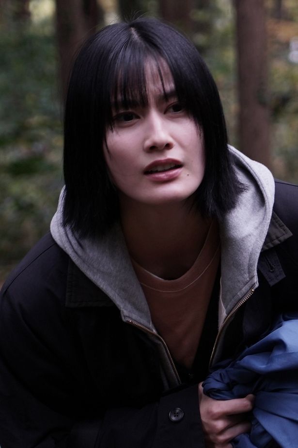 橋本愛演じるホラー作家、鹿角南