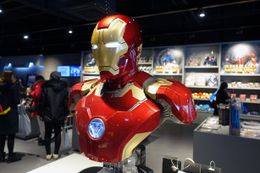 アイアンマンスーツの胸像型Bluetoothスピーカーなど、物欲を刺激されまくる「マーベルエクスペリエンス釜山」のショップゾーン