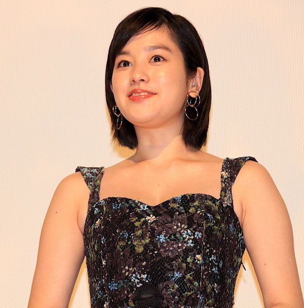 【写真を見る】筧美和子、胸元が大胆に開いたドレスで登場！