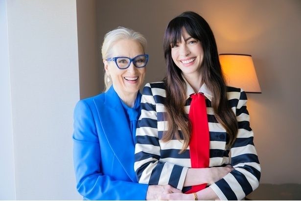  【写真を見る】『プラダを着た悪魔２』でそろって来日！メリル・ストリープ＆アン・ハサウェイに突撃インタビュー