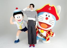 敬礼ポーズもバッチリ決まっている長澤まさみ