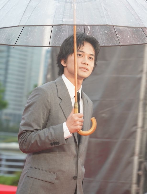 雨のなか、ファンとの交流を楽しむキャスト陣