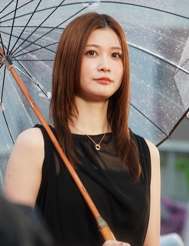 マイペースでおっとりとした性格だが巨大な電ノコを振り回して戦う大佛を演じた生見愛瑠