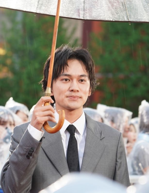 本作の撮影中は、朝ドラで共演した高橋とわちゃわちゃトークで盛り上がっていたと明かしニッコリ