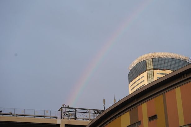 空に虹が見えると、会場は「めめのおかげ！」と盛り上がっていた