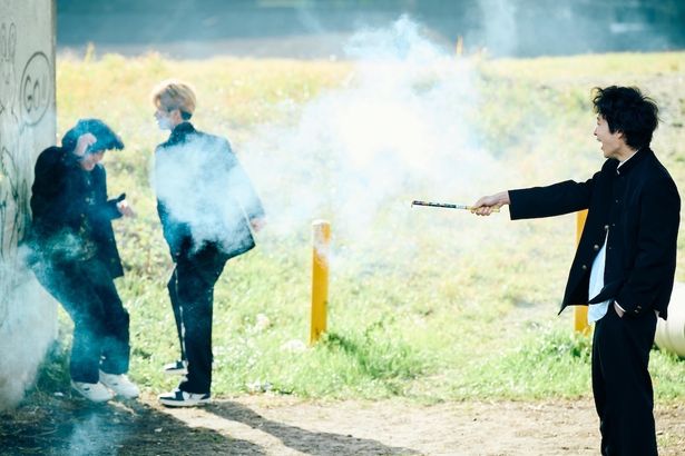 笑いながら花火を同級生に向けて放ち続ける海斗(上阪隼人)