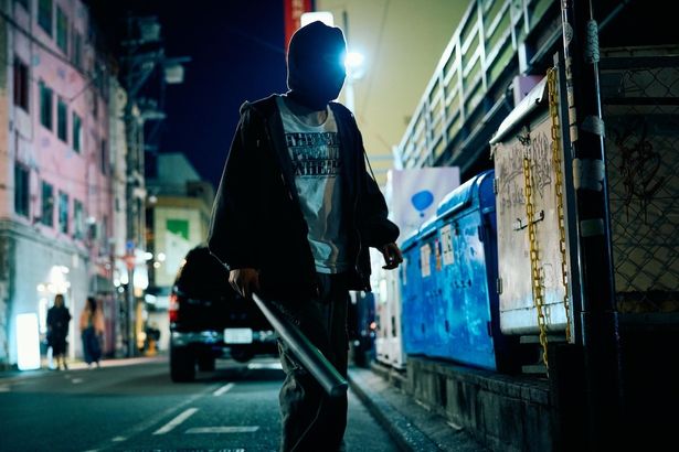 【写真を見る】暴力衝動を抱える少年と、彼を取り巻く大人たちの姿を捉えた場面写真が公開