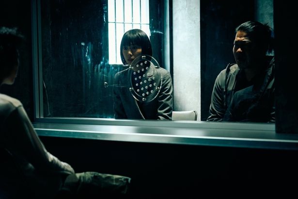 留置場の面会室を訪れた西(一ノ瀬ワタル)と冬子(夏帆)