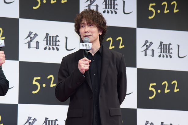 連続殺人事件の容疑者である山田太郎を追う刑事・国枝を演じる佐々木蔵之介