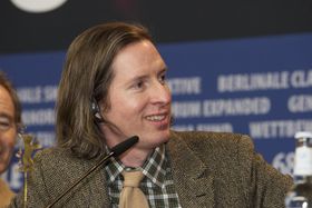 壇上でにこやかな笑顔を見せるウェス・アンダーソン監督