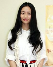『半分の月がのぼる空』で薄幸の美少女役を繊細かつリアルに演じた忽那汐里