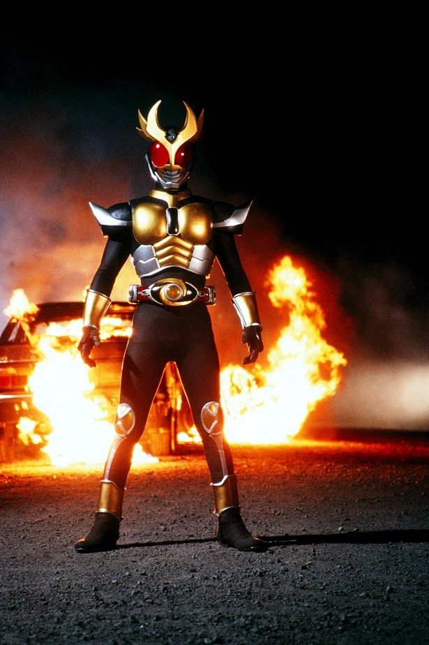 【写真を見る】津上翔一が変身する光り輝く金色の戦士、アギト(「仮面ライダーアギト」)