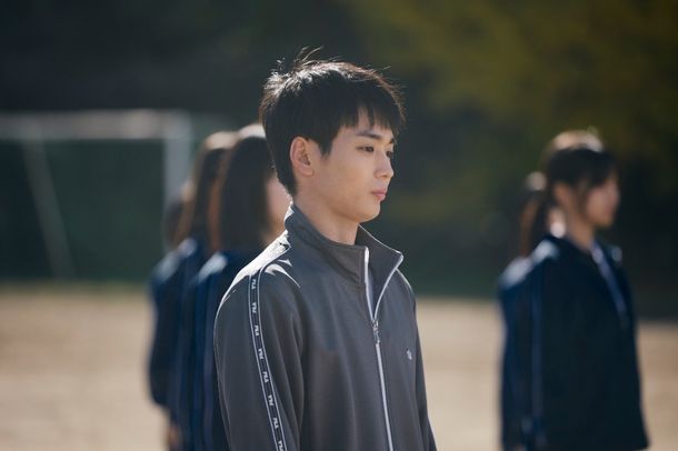 体育の授業で集団行動を練習するなか、一人号令のタイミングにあわせられず注意され、不服そうな表情を見せるカット