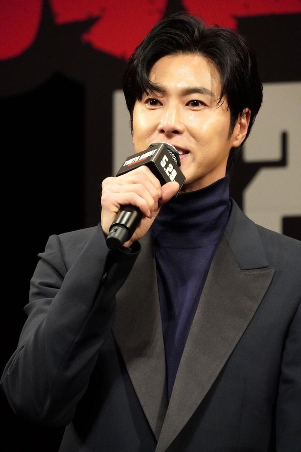 クールな韓国のエリート刑事であるチェ・シウ役のユンホ