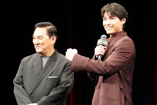 【写真を見る】福士蒼汰、筋肉を褒められて笑顔で「ヤー！」