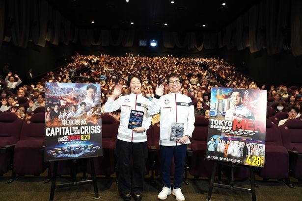 撮影しながらも、ファンと言葉を交わし盛り上がっていた