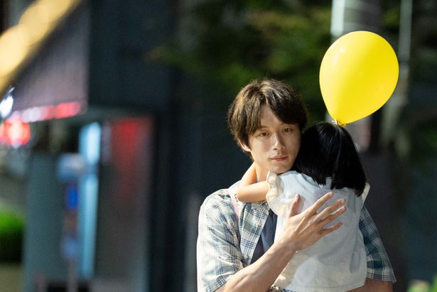 【写真を見る】特報映像とともに、夕平が幼い朝子を優しく抱きかかえる場面写真も解禁に