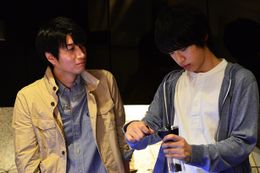 「動物戦隊ジュウオウジャー」ジュウオウエレファント役・渡邉剣(右)と、「仮面ライダー剣(ブレイド)」の仮面ライダーギャレン役・天野浩成が男同士のじれったい恋心を体現