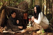 阿部寛扮する上田次郎が大事そうに抱える、謎の人形。何か秘密が隠されている!?