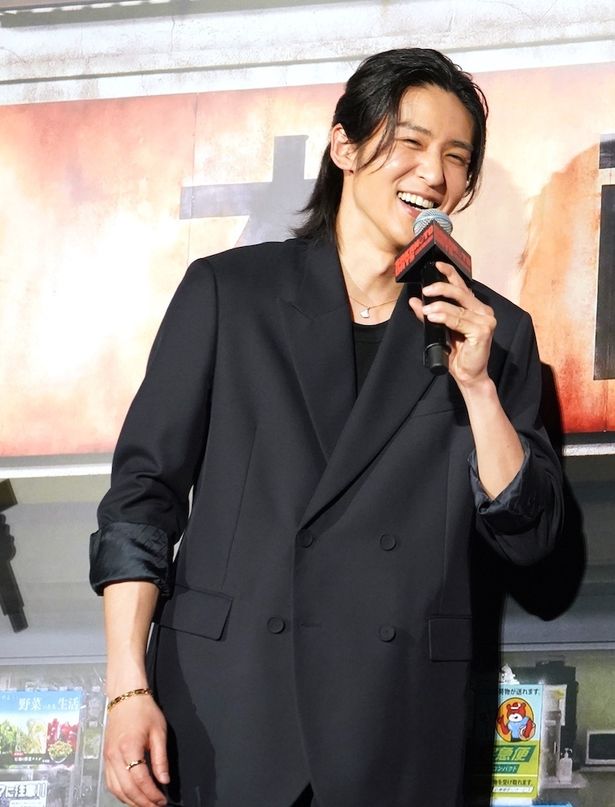 【写真を見る】映画『SAKAMOTO DAYS』(公開中)主演の目黒蓮。共演者から緊張されるも舞台挨拶は終始ほっこりとしたムードに包まれていた。