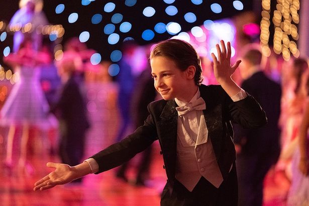 学校のダンス部で腕を磨き、プロムにも参加(『サンキュー、チャック』)