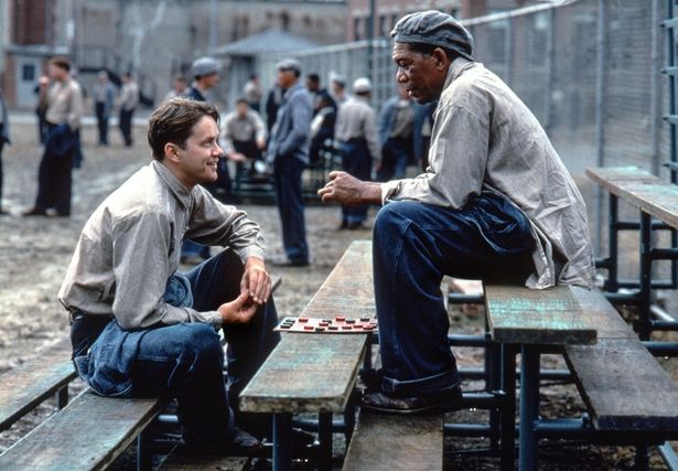 冤罪で刑務所に収監された銀行員の男が希望を失わずに生きようとする『ショーシャンクの空に』