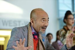 女好きな食品会社のワンマン社長・玲男を演じる竹中直人