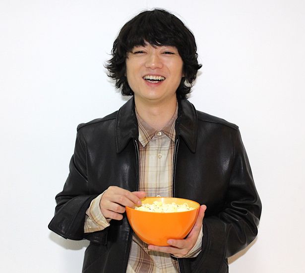 ポップコーンをほおばり、お茶目にパチリ！