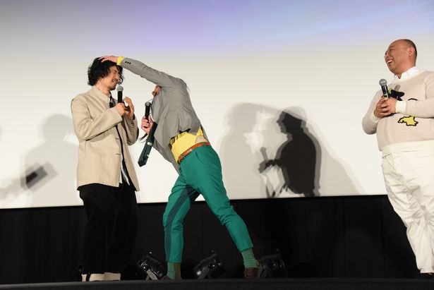 斎藤⼯に対し、激しいツッコミを入れるトム・ブラウンの布川