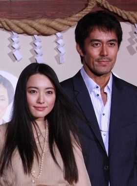 『劇場版TRICK 霊能力者バトルロイヤル』の完成披露イベントで登壇した仲間由紀恵＆阿部寛