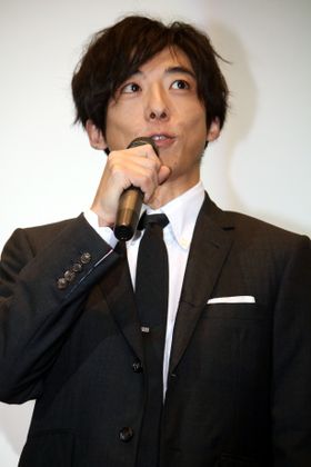 『blank13』の舞台挨拶に登壇した高橋一生