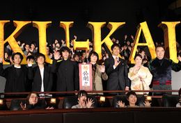 RADWIMPSがサプライズで登場！