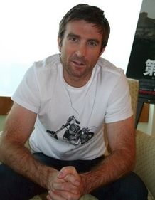 役柄と違い、実際のシャルト・コプリーは笑顔の素敵なナイスガイ