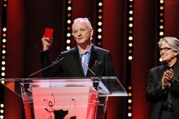 ウェス・アンダーソン監督の代理でトロフィーを受け取ったビル・マーレイ(『犬ヶ島』)