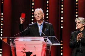 ウェス・アンダーソン監督の代理でトロフィーを受け取ったビル・マーレイ(『犬ヶ島』)