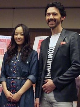 『ダーリンは外国人』で国際カップルに扮した井上真央とジョナサン・シェア