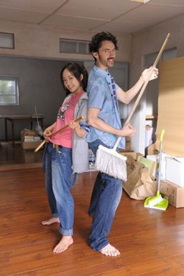 忙しいさおりのため家事を手伝うトニーだったが