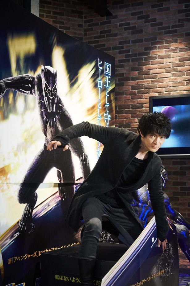 【写真を見る】ブラックパンサーとポーズを決めた津田健次郎