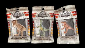 あのT-レックスが手のひらサイズに!?特典のミニフィギュアはこれだ！